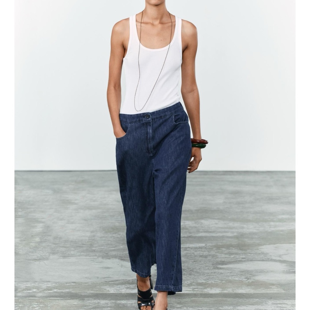 ZARA Barrel Jeans with a mid elastic waist. Size Medium